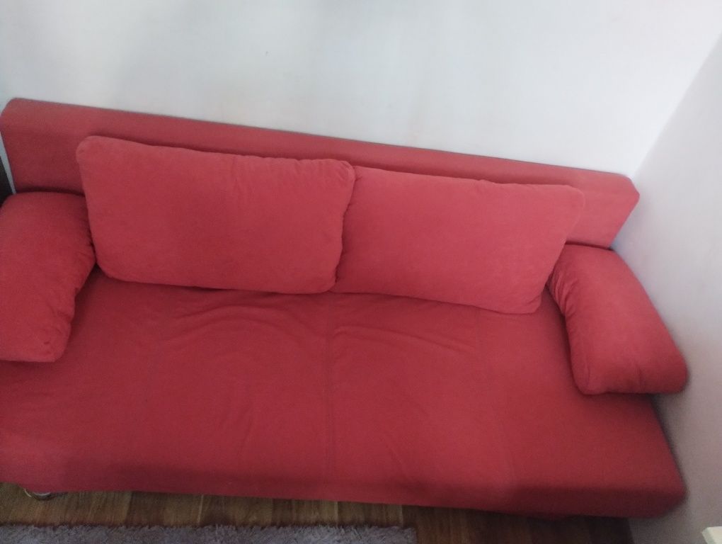 Sofa rozkładana z pojemnikiem na pościel