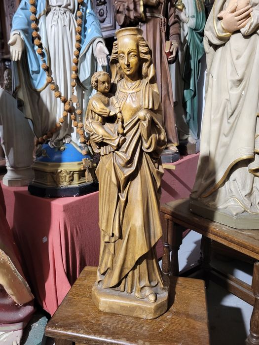 Duża figura Matki Bożej Maryja z dzieciątkiem Jezus