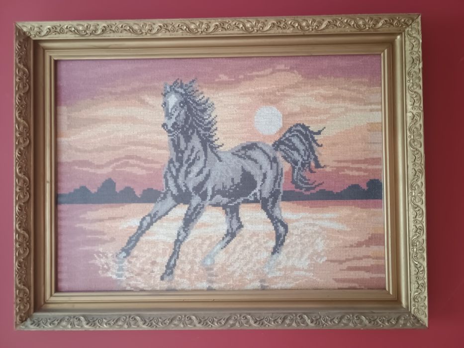 Obraz haftowany w złotej ramie