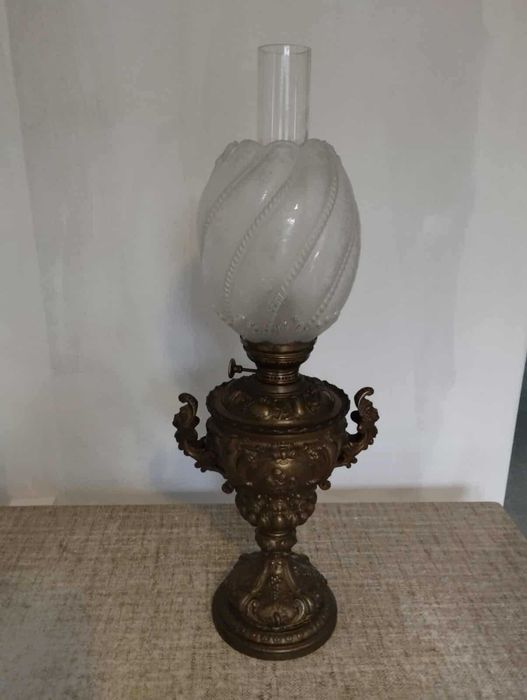Antyczna lampa naftowa – bogato zdobiona, kolekcjonerska