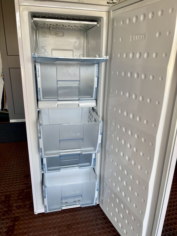 Arca congeladora vertical marca Beko