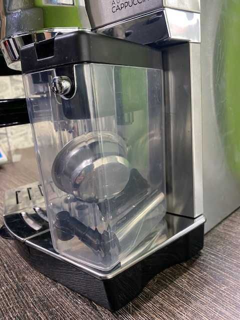 Kolbowy ekspres ciśnieniowy do kawy z pojemnikiem DeLonghi EC850.M