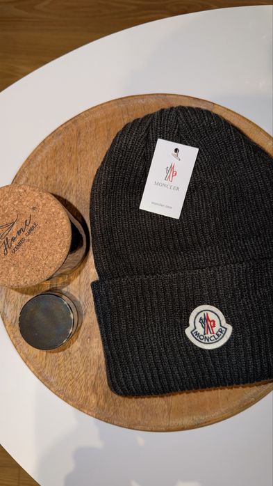 Czarna czapka Moncler – nowa, unisex, klasyczna