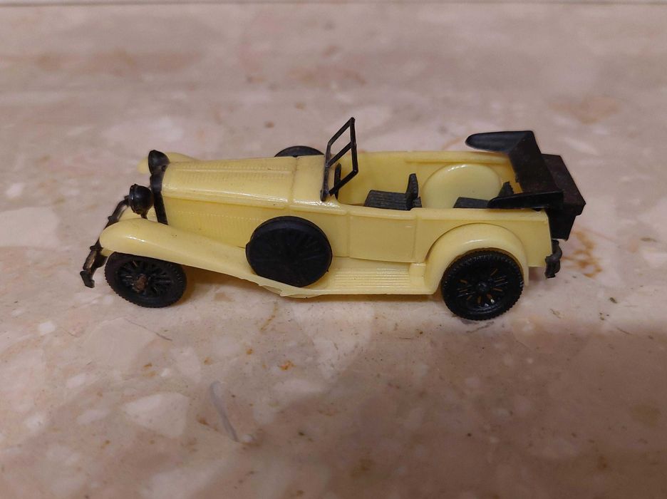 Modele starych samochodów, autka plastikowe z czasów PRL