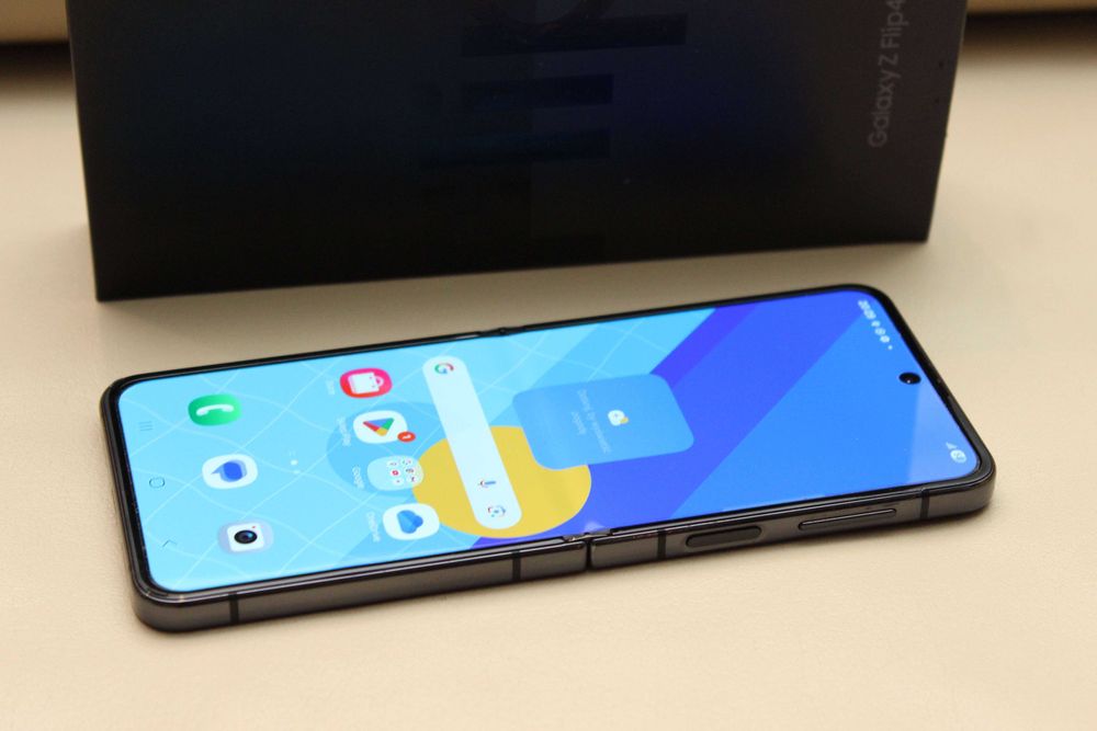 Telefon Samsung Galaxy Z Flip4 Flip 4 8 / 128 GB