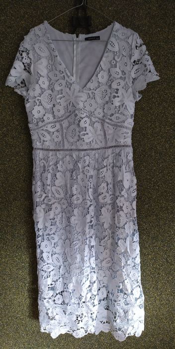Sukienka z koronki.