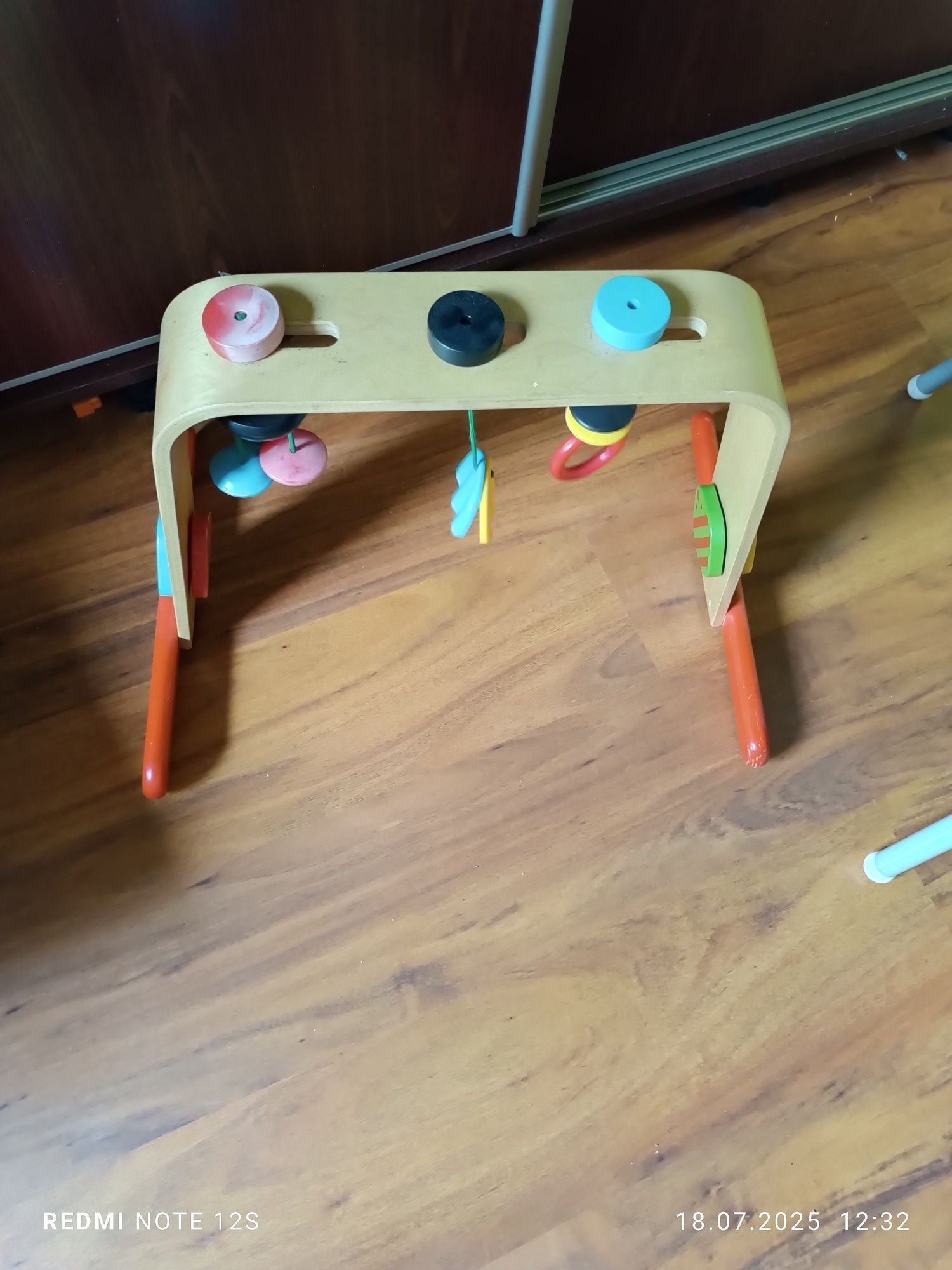 Sprzedam krzesełko i stojak firmy IKEA