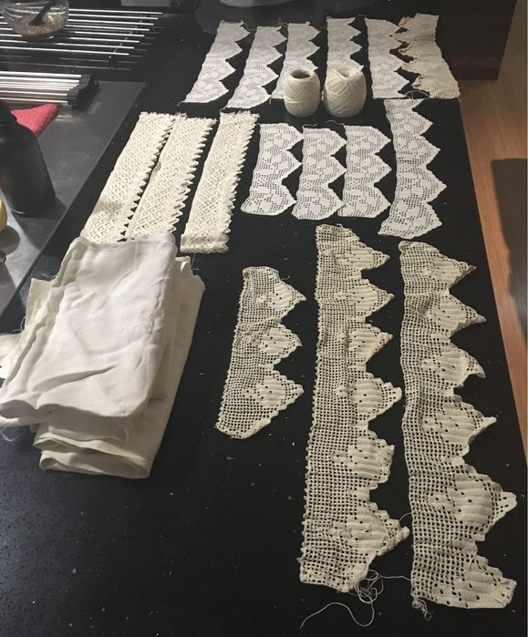 Rendas feitas a mão e recortes de linho