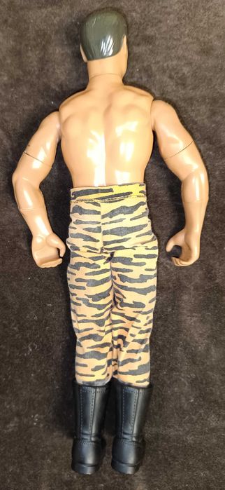 Super figurka Action Man, wysokości 30 cm, firmy Hasbro.