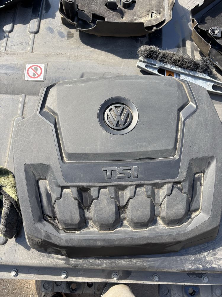 Кришка двигуна VW jetta passat 1.8 2.0 gli гібрит