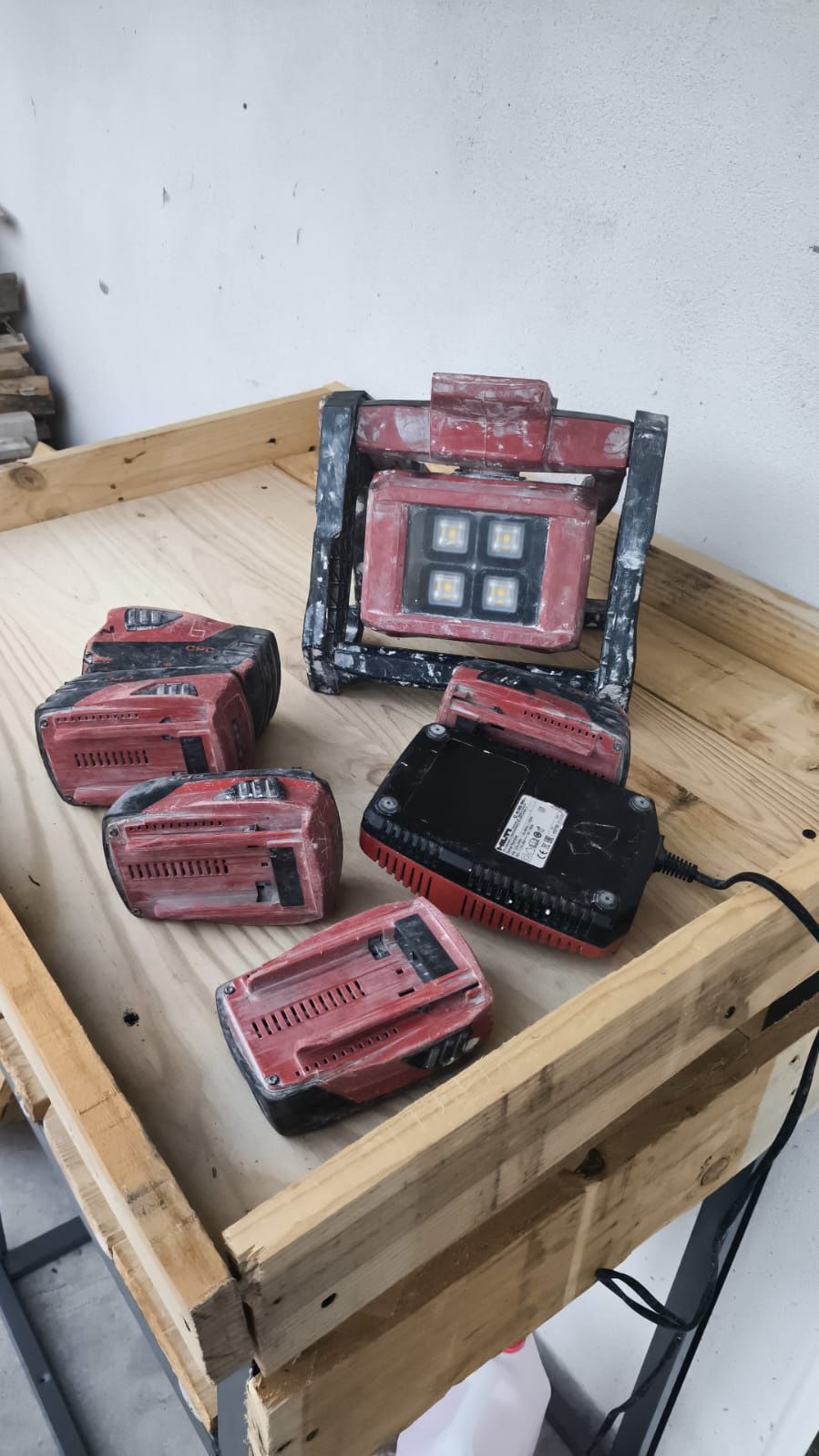 Lanterna da hilti e 5 baterias + carregador