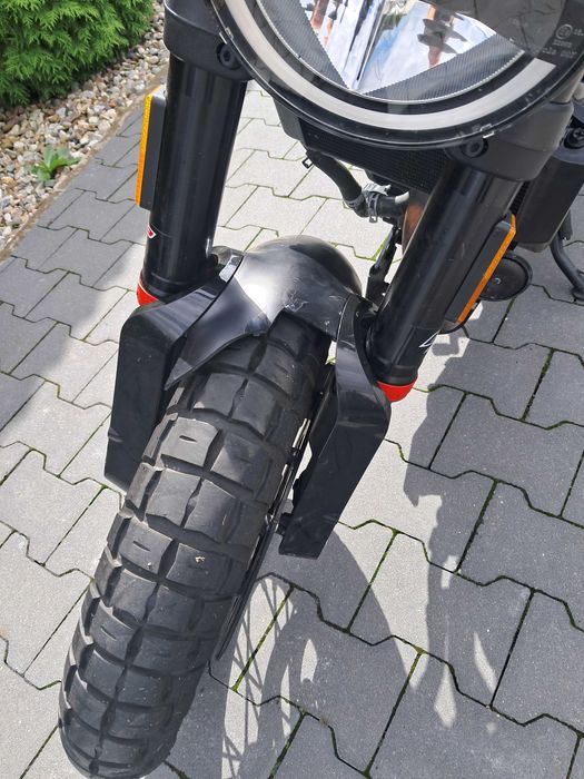 Husgwarna svartpilen 125. 2022r