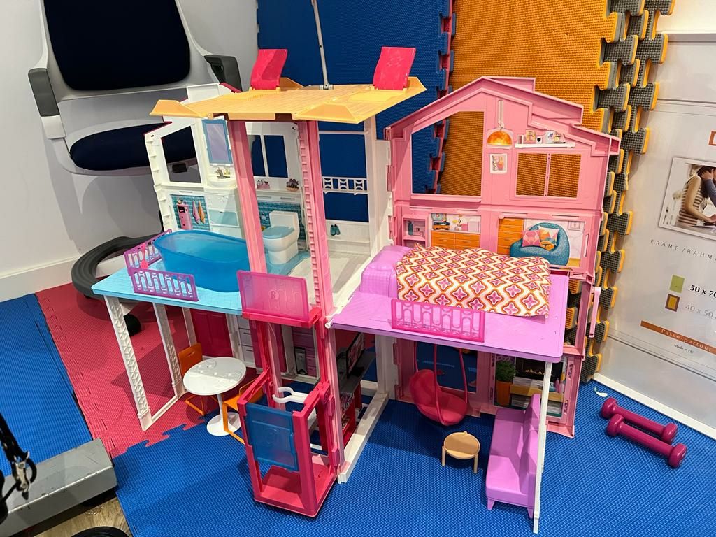 Barbie domek miejski z wyposażeniem 3 poziomy DLY32