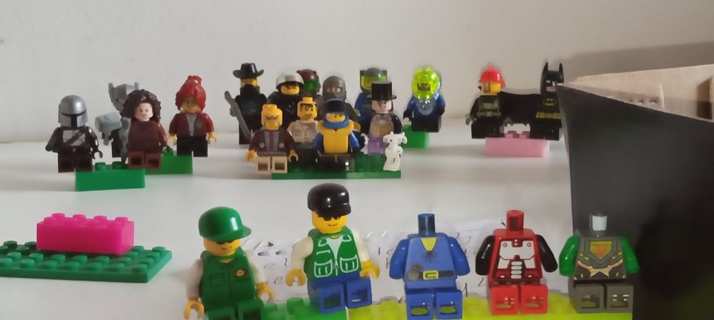 LEGO figurki 18sz i droid 3 korpusy. Lata 90