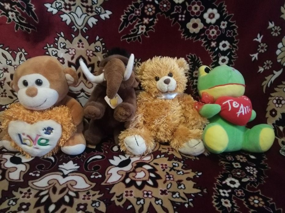 Іграшки мягкі дитячі одним лотом.