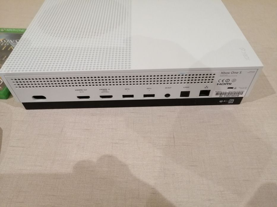 Xbox one s + Assassin's creed