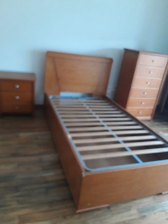 Mobília quarto (cama c/ arrumação, mesa cabeceira e cómoda)