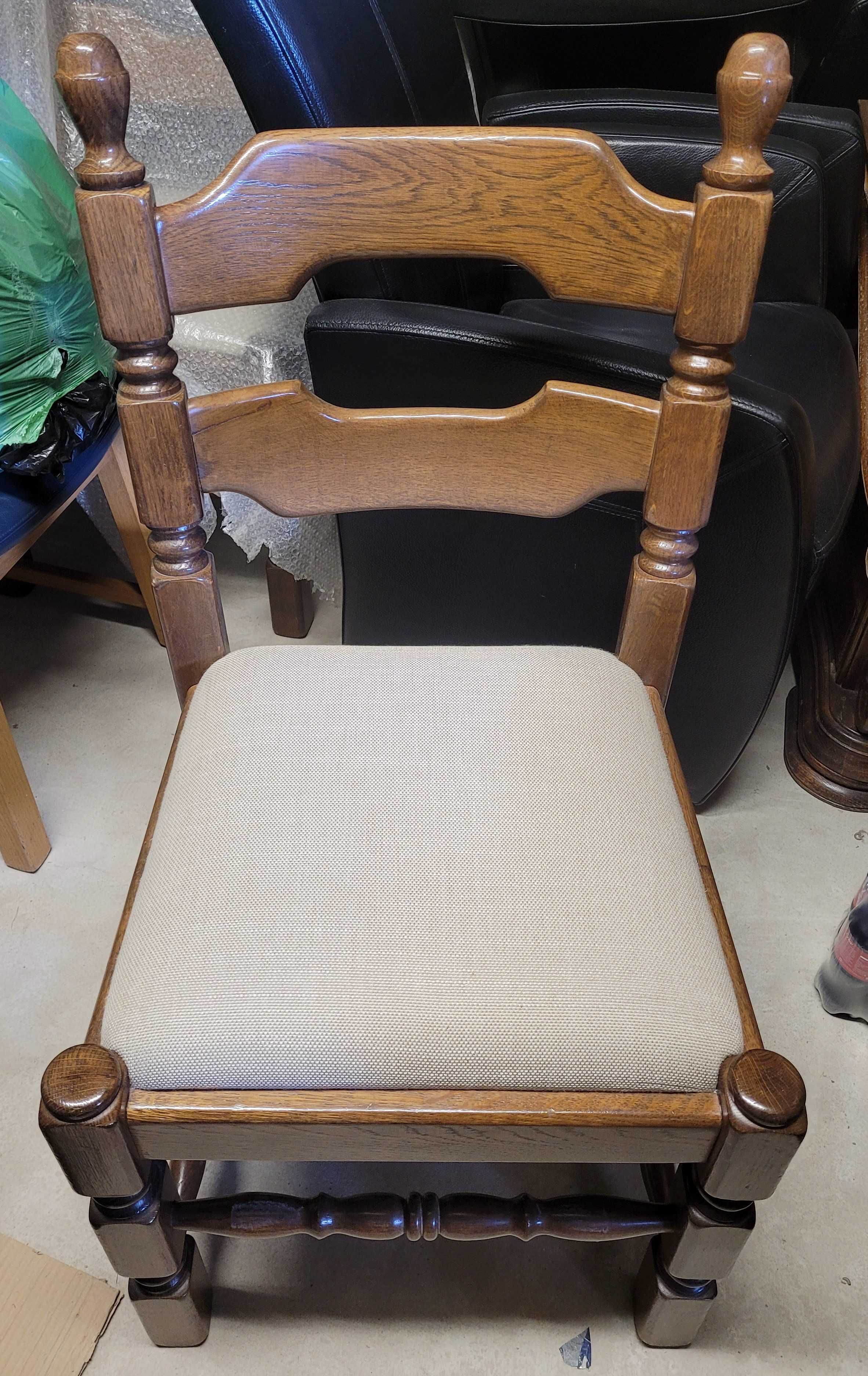 Krzesła dębowe. Stabilne i wygodne.