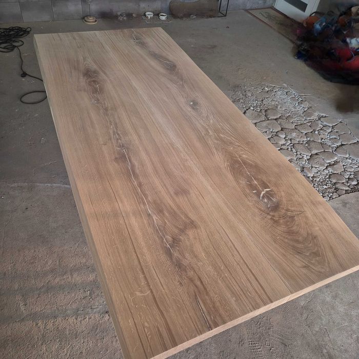 Nowoczesny stół dębowy.