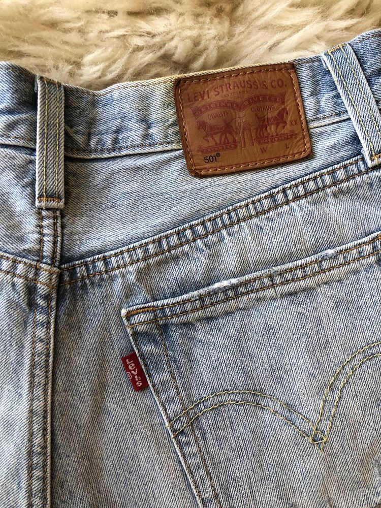 Krótkie spodenki szorty denim wysoki stan strzępienia Levi’s 501 XS/S