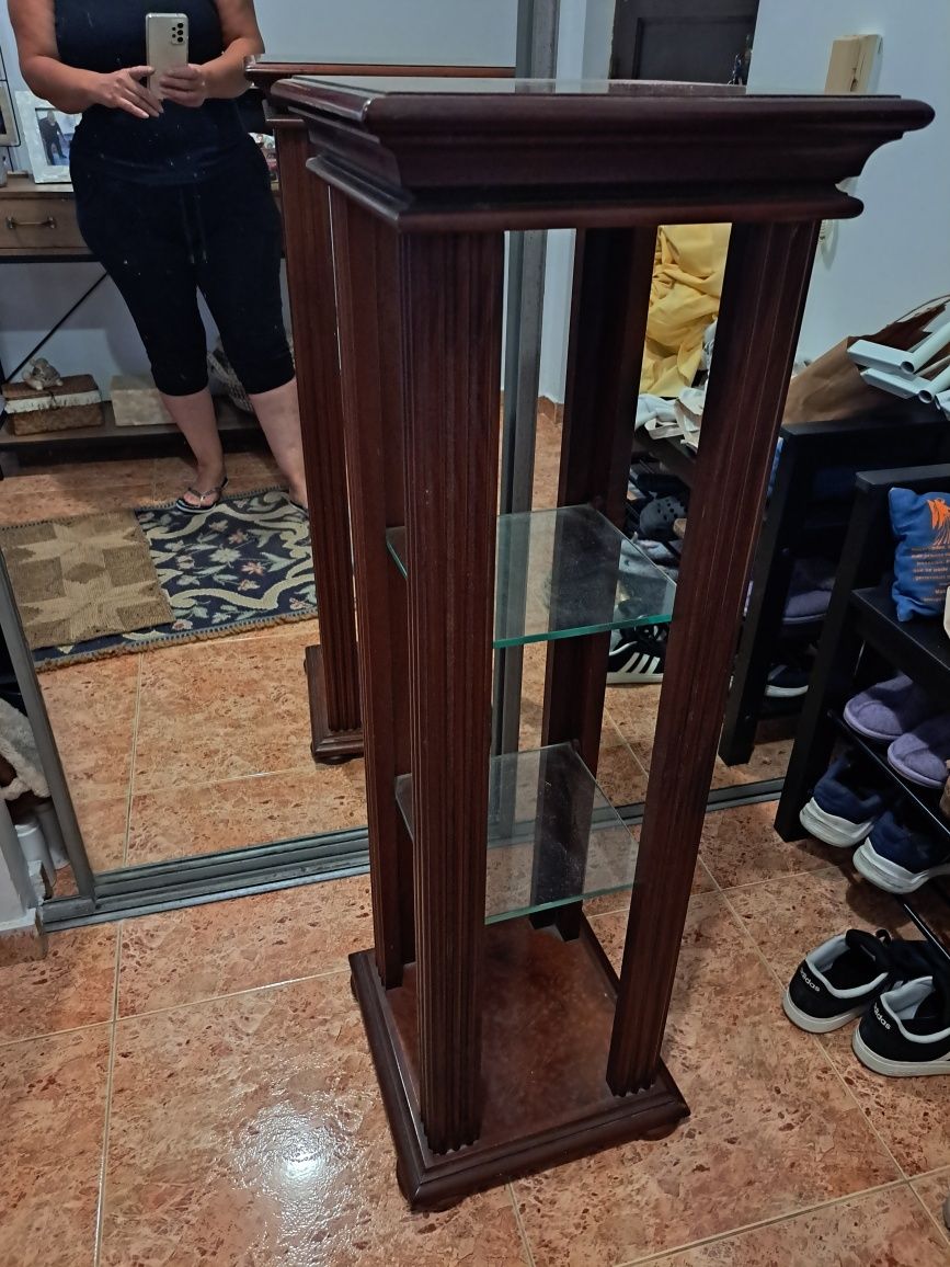 Coluna/mesa  de apoio em madeira