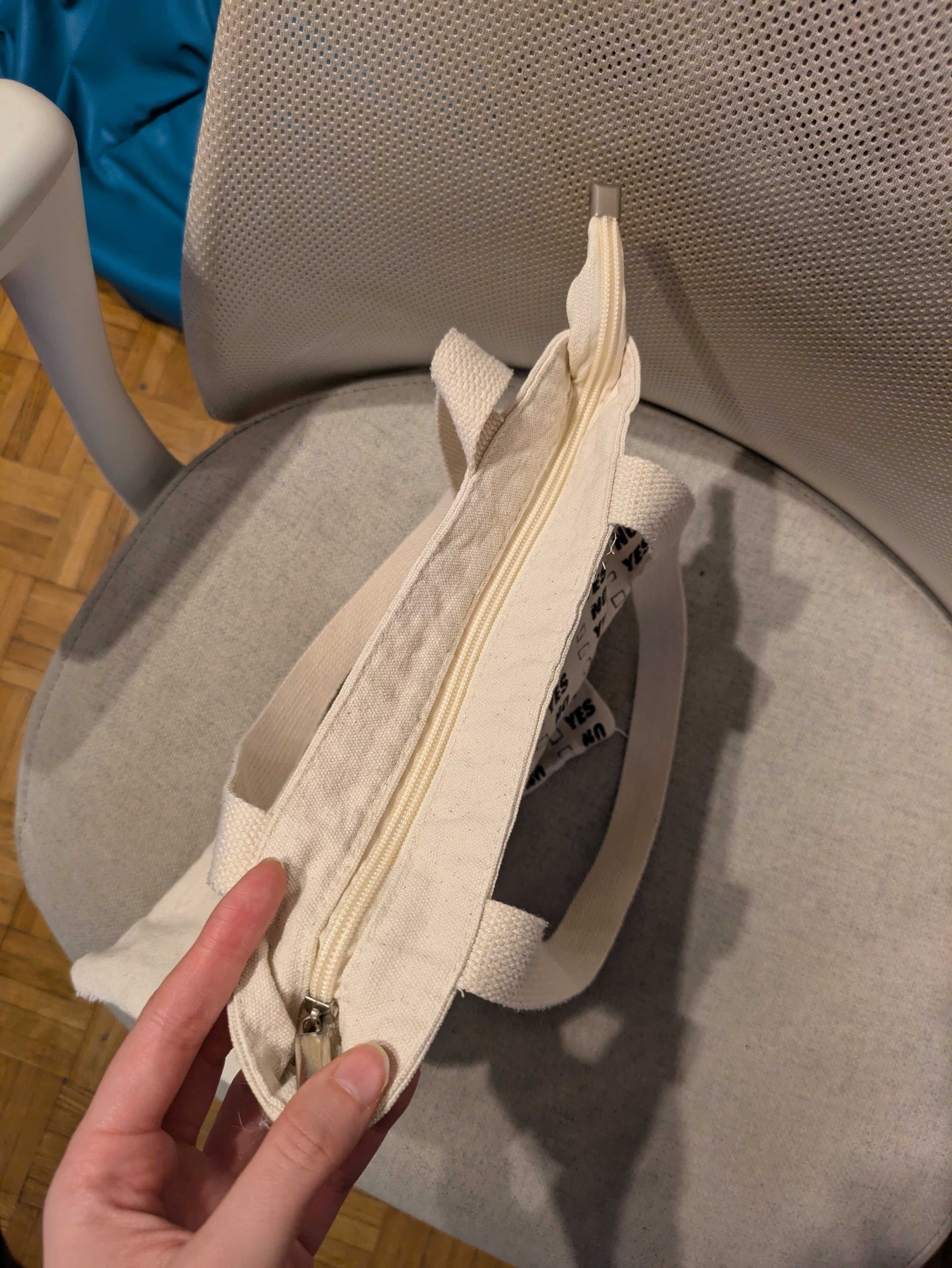 Torba z napisami, biała, lekko uszkodzona
