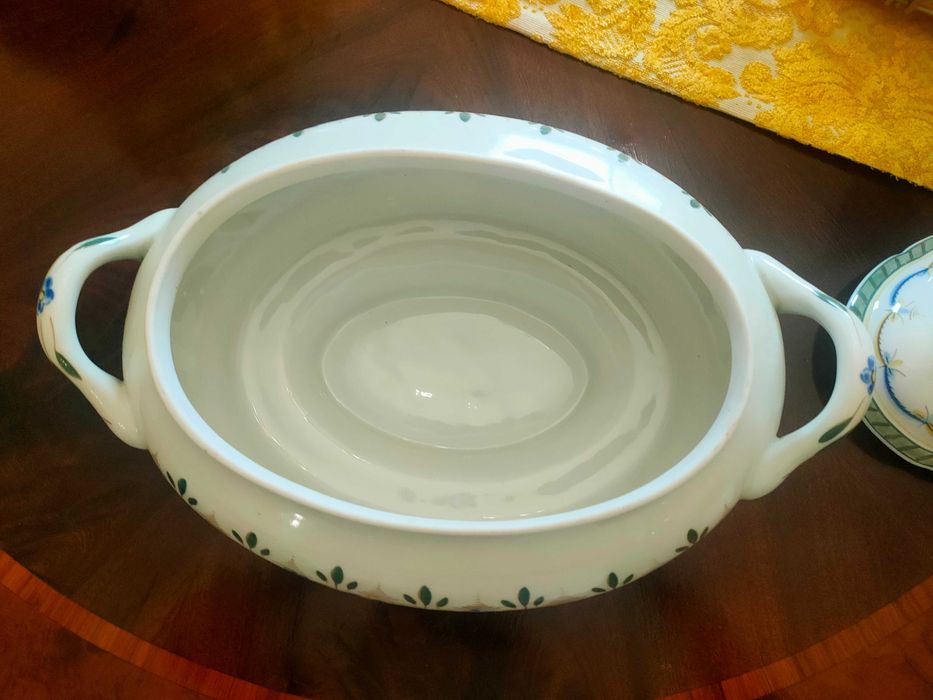 Terrina com prato motivo colorido da louça de Viana do Castelo