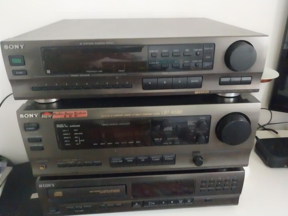 Radio e leitor de CD da marca Sony com 2 colunas