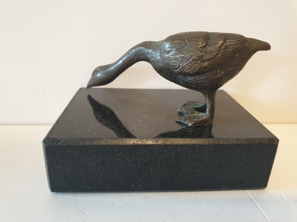 Antiga escultura de um pato ganso em bronze com base em mármore