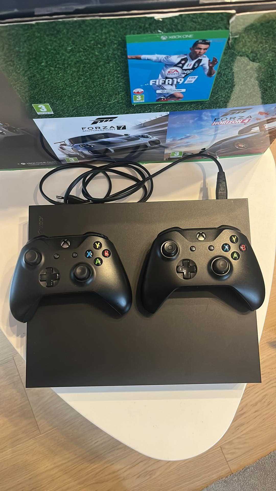 Sprzedam XBOX ONE X 1 TB + 2 pady