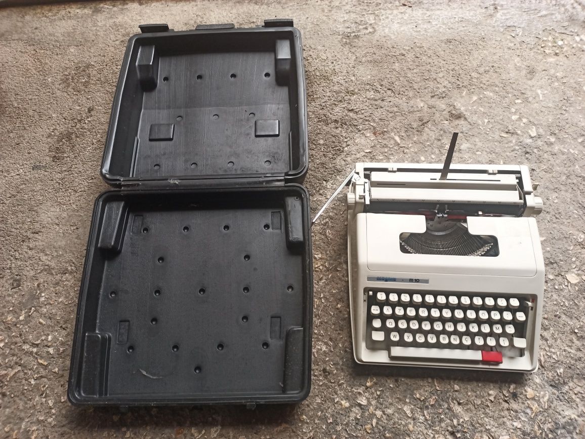 Máquinas de escrever antigas como nova