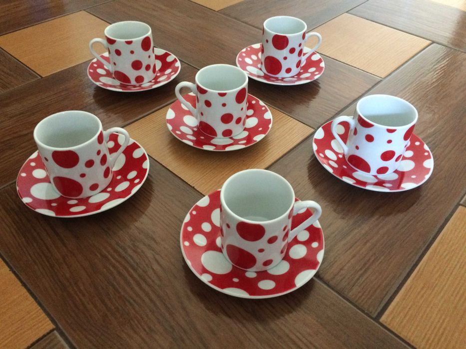 Тарілки, чашки, цукорниця, кавовий сервіз.