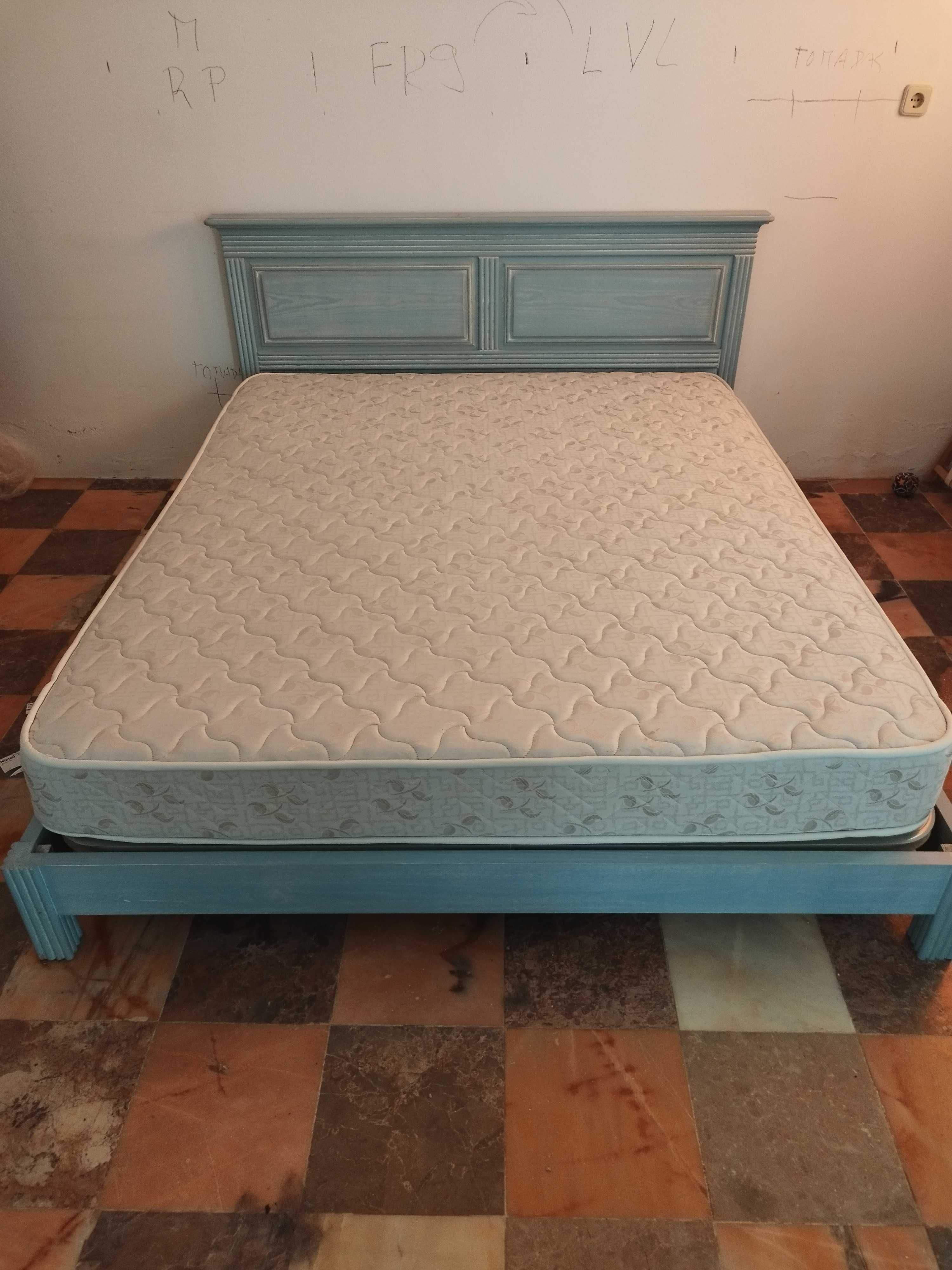 Cama de casal  com estrado e colchao