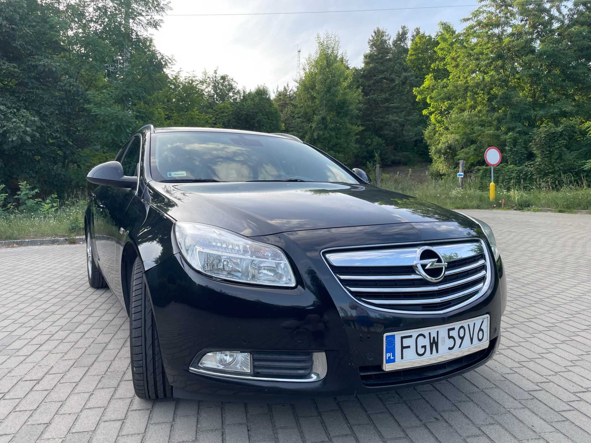 Opel Insignia 2,0 CDTI Sports Tourer 2013 r EcoFlex kolor czarna perła