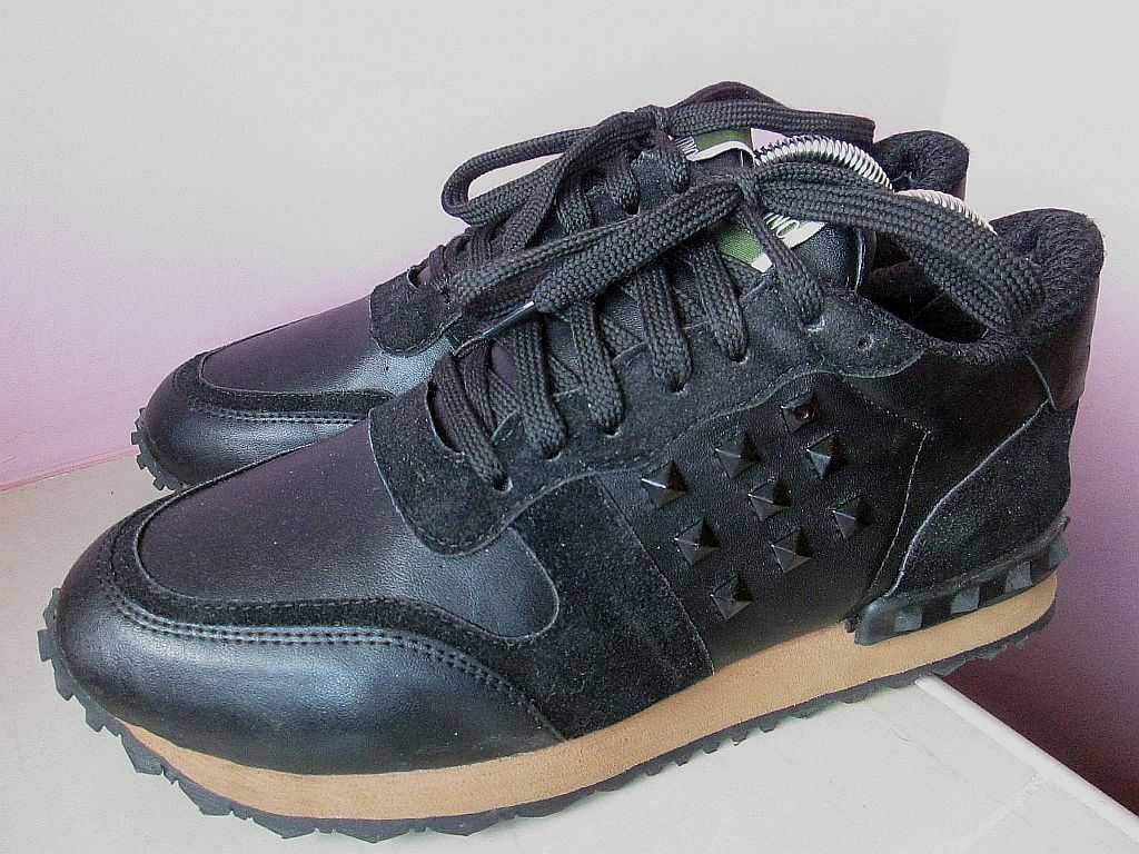 Stylowe Buty Skórzane VALENTINO GARAVANI 40 Skóra Sneakersy Zobacz