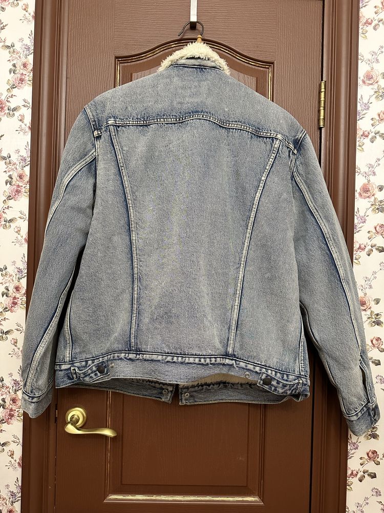 Джинсова куртка  шерпа Levis р. L