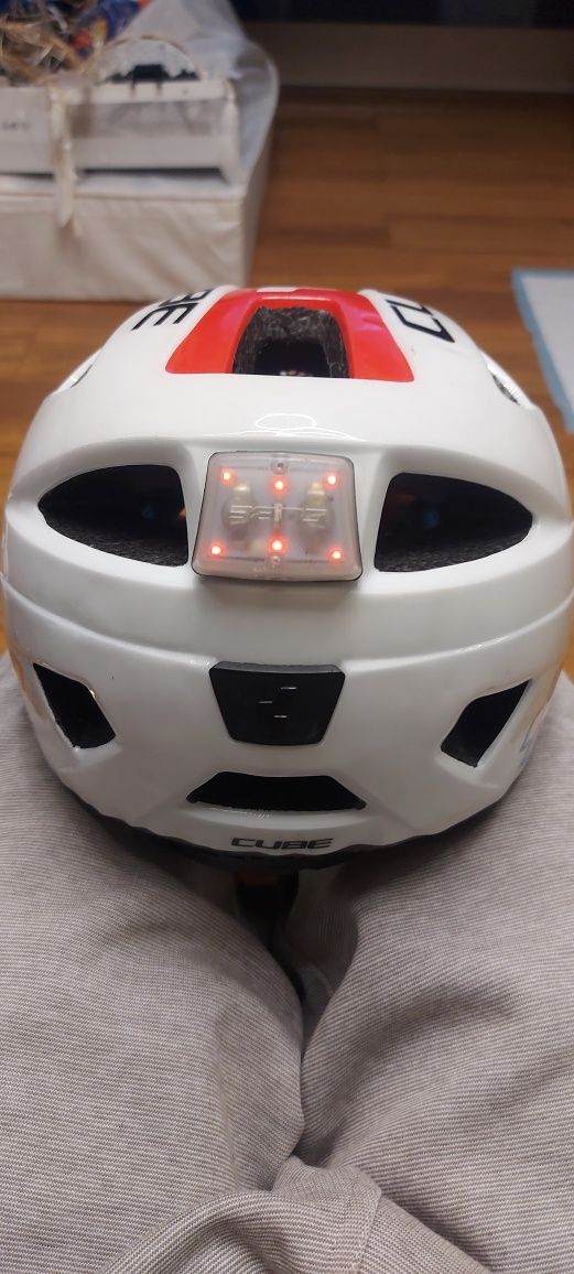 Kask rowerowy z LEDami z tyłu marki CUBE rozm.51-55cm