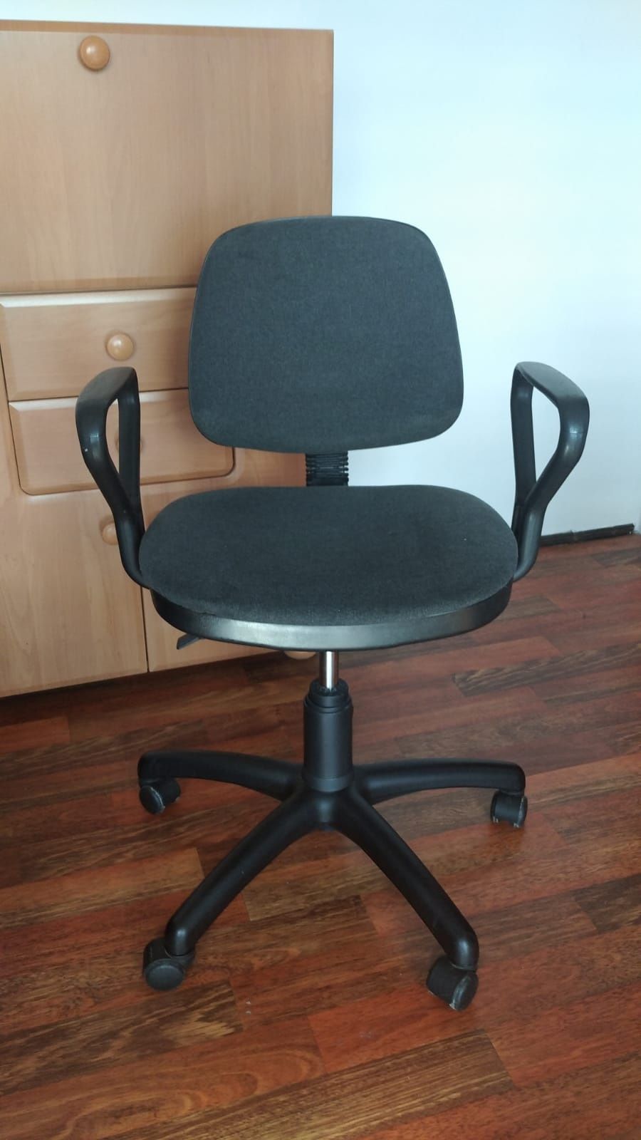Tapicerowane krzesło obrotowe na kółkach