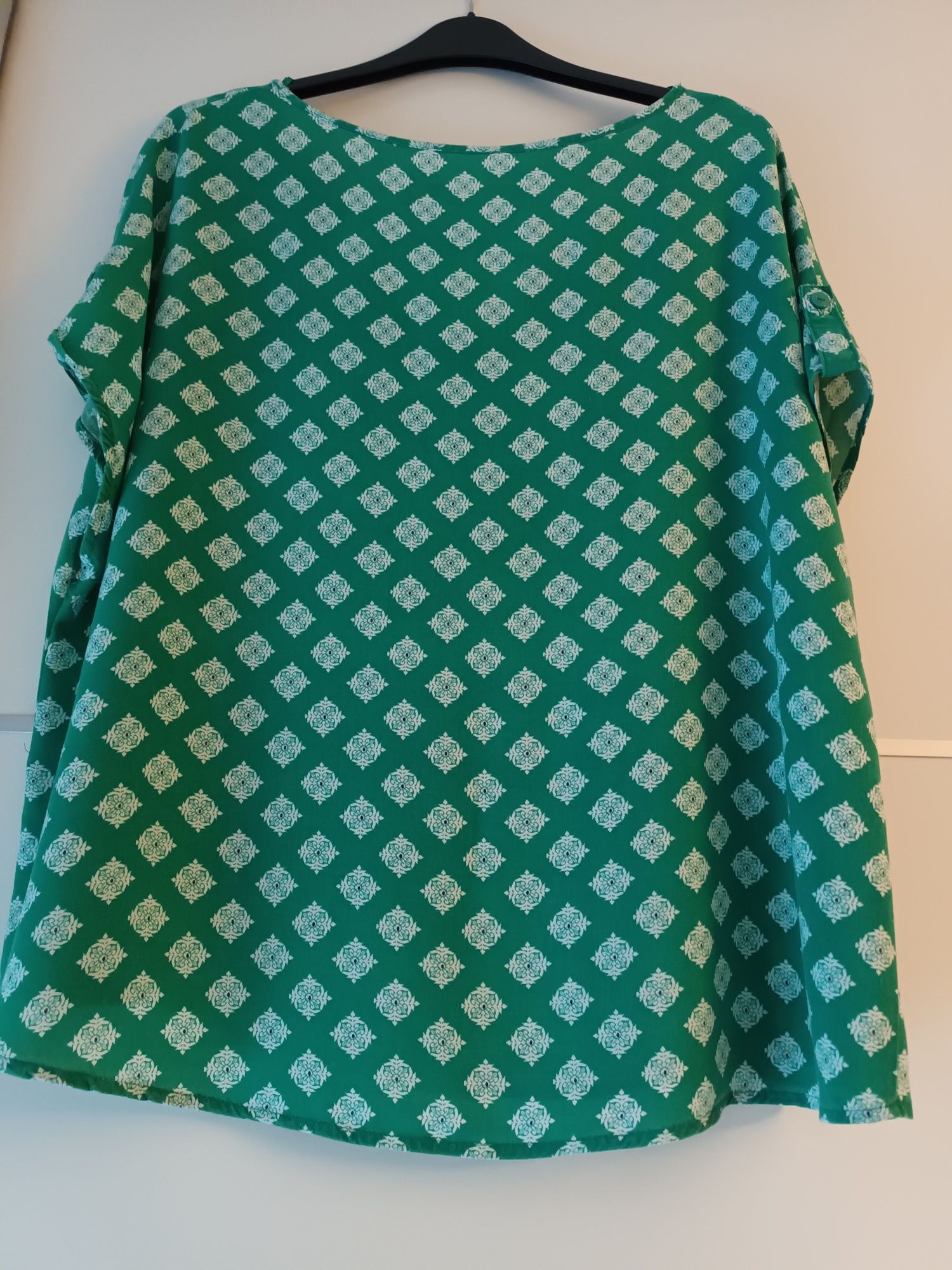 Blusa verde com padrão de flores brancas