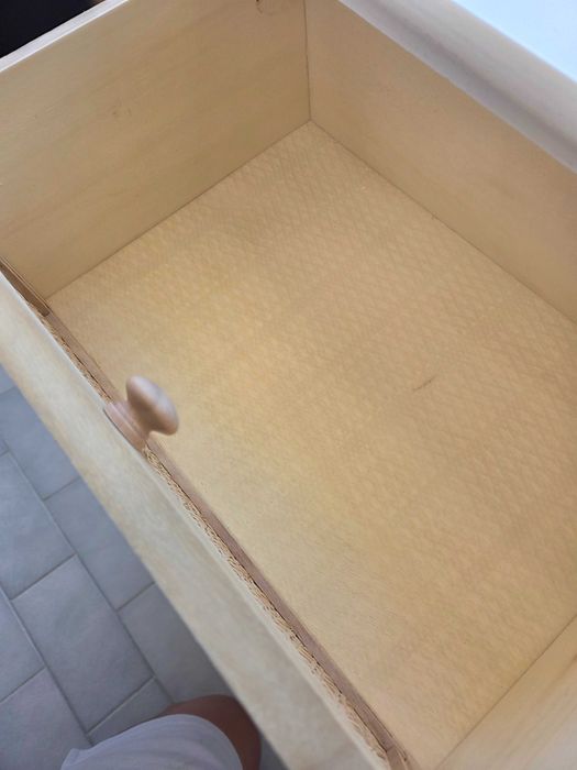 Mesa de cabeceira/cómoda com 4 gavetas