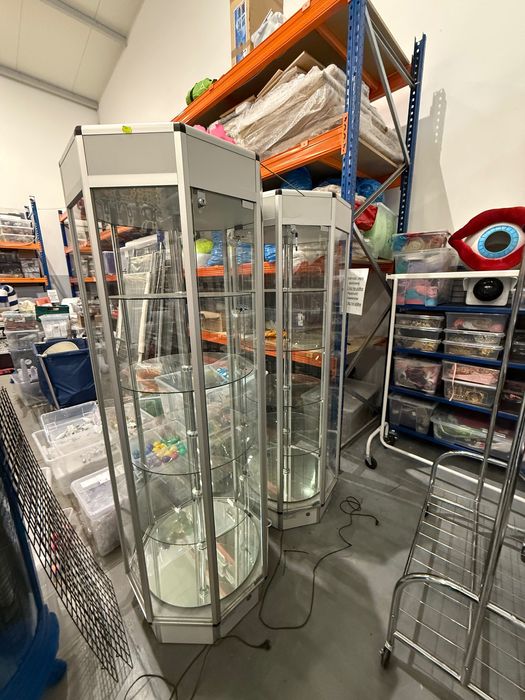 Dwie witryny szklane wystawowe 2m