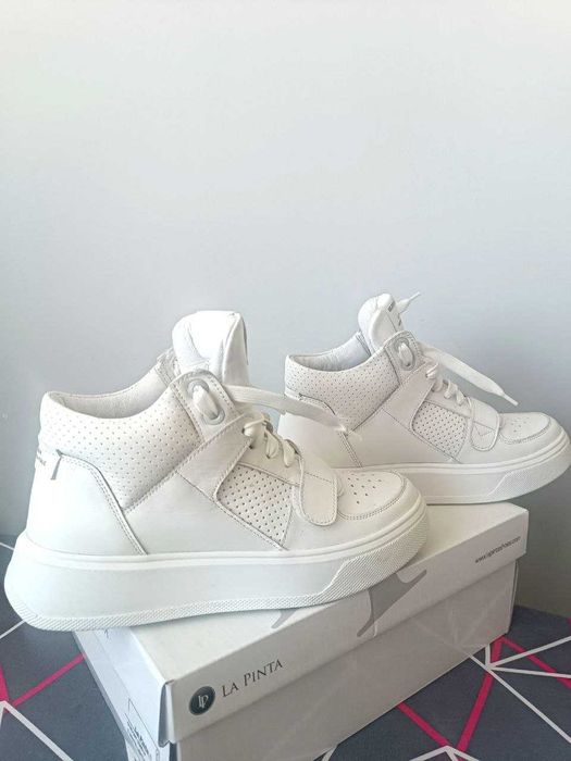 Trampki białe wykonane z naturalnej skóry z perforacjami