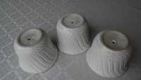 Trzy białe doniczki ceramiczne