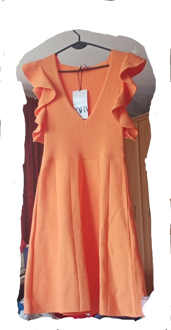Nowa dzianinowa, pomarańczowa sukienka z Zary z dekoltem w serek