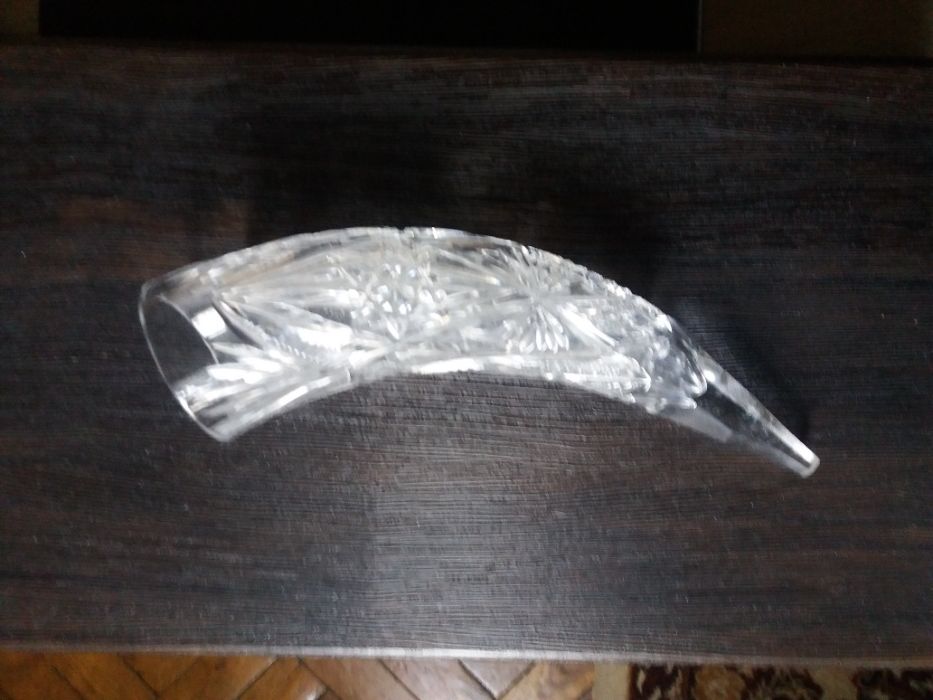Хрустальный  рог       и хрустальные лебеди и фарфоровые статуэтки