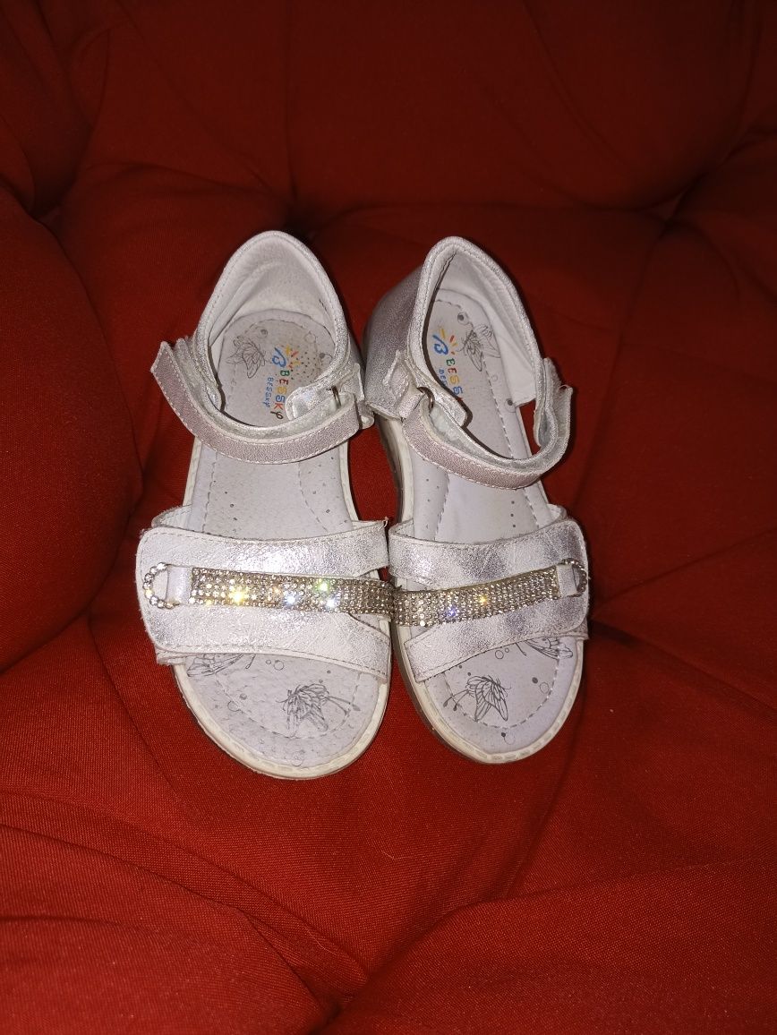 Дитяче взуття принцесі.