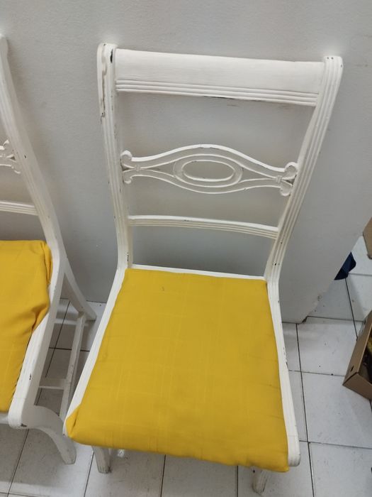 Duas cadeiras de madeira que foram restaurdas