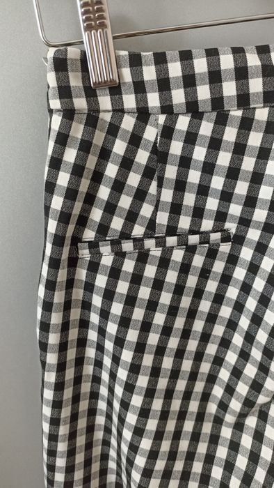 Spodnie damskie w krate czarno białe Stradivarius