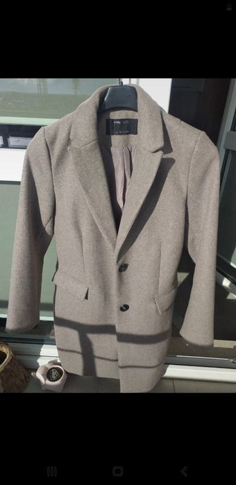 Płaszcz założony kilka razy.