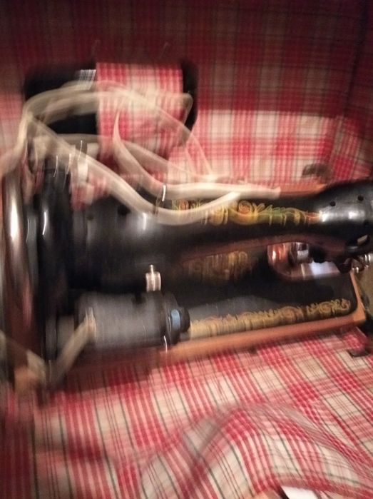 Швейная машина в кожаном чехле с електро приводом